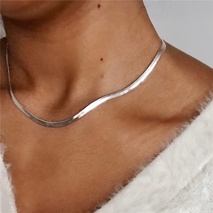 Platte Slangbeenketting Monochroom Zinklegering Sleutelbeenketting Eenvoudige Stijl